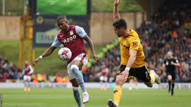 Ashley Young to Everton after agreeing deal