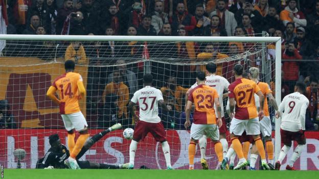Man Utd let 2-goal lead slip as they draw with Galatasaray