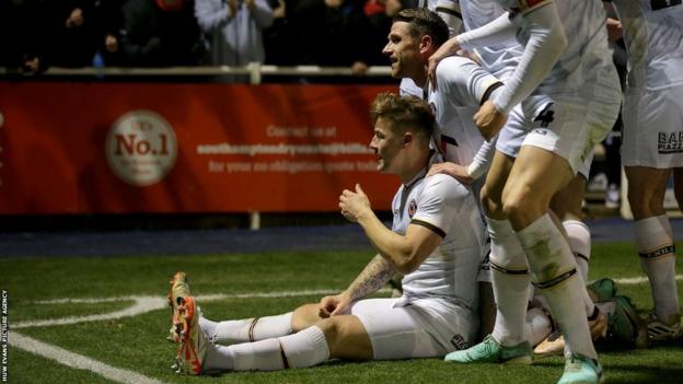 Newport beat Eastleigh to set up Man Utd tie