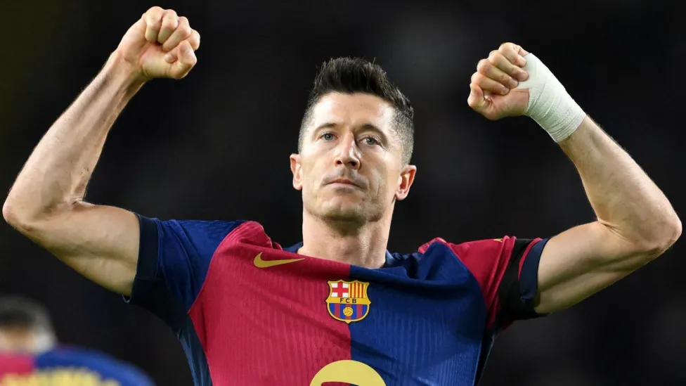 Lewandowski double helps leaders Barca thrash Sevilla